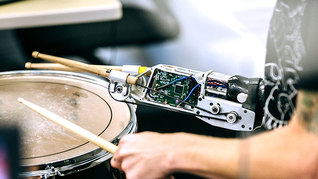 电子鼓手和人工智能团队创造出了人类不可能创造出的音乐:为职业鼓手设计机器人假肢