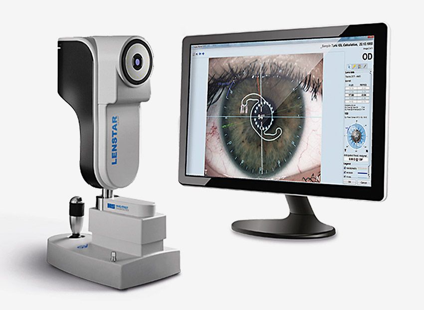 左边是Lenstar 900生物计；右边是一台计算机显示器，它可以对眼睛进行特写，以测量手术前和手术后的特征。