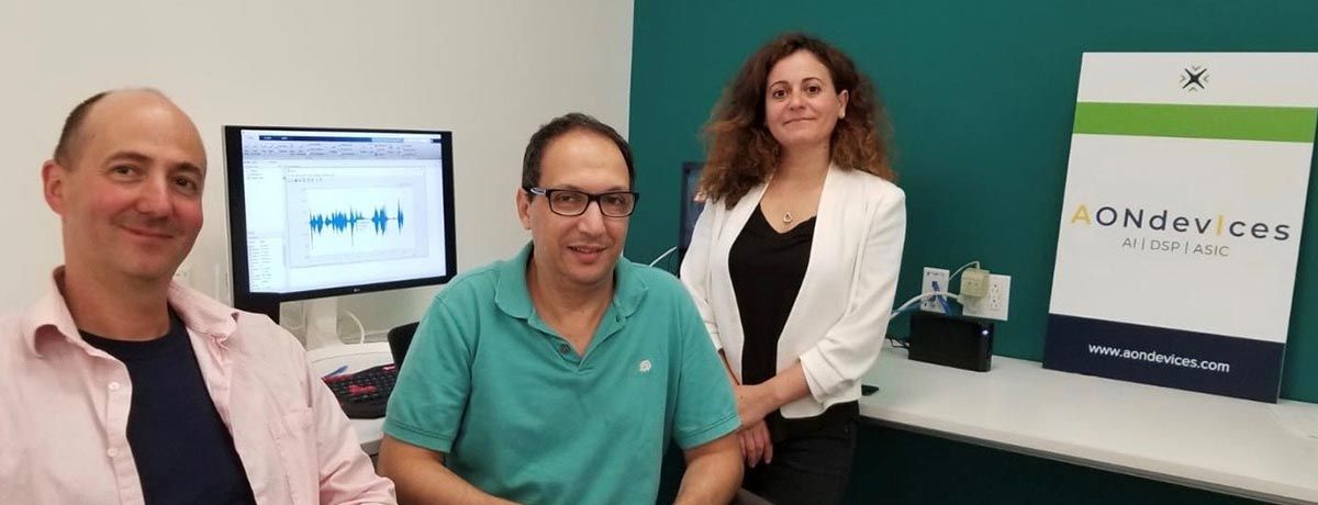 Daniel Schoch(左)，Adil Benyassine博士和Mouna El Khatib(右)在AONDevices办公室。电脑在后台。
