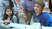 看到孩子在一个教育研讨会在剑桥科学中心项目乐高Mindstorm NXT机器人使用仿真软件来执行一系列的任务。万博1manbetx