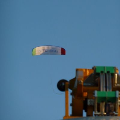 Kitenergy的帕拉塞尔大小的风筝充当涡轮机以创造可再生能源。