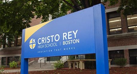 克里斯托·雷伊学校外的蓝色标牌上写着白字。标牌上写着克里斯托·雷伊高中，波士顿——有效的教育。图片来源：克里斯托·雷伊高中