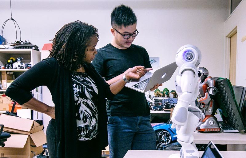Ayanna Howard博士和研究生，金旭，建立了Nao机器人。