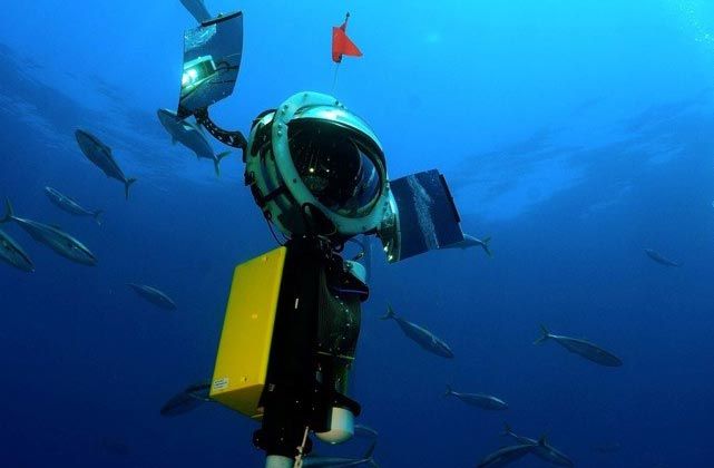 在海洋中使用的浮标摄像机。浮标摄像机旁边显示的是潜水员。