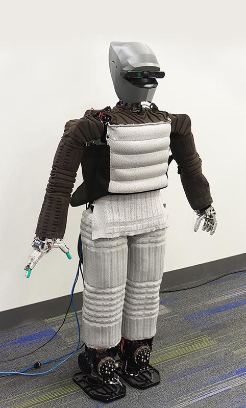 Hubo机器人穿着触摸式的功能性面料套装。