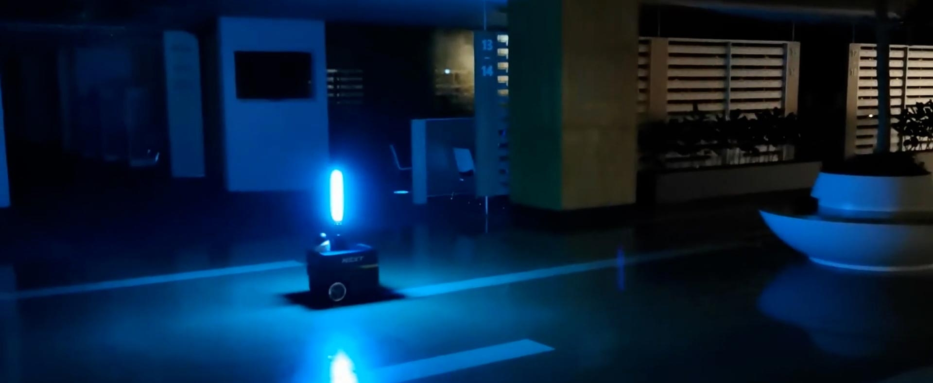 有一个商业空间内的自主机器人安装紫外线消毒建筑物内部。