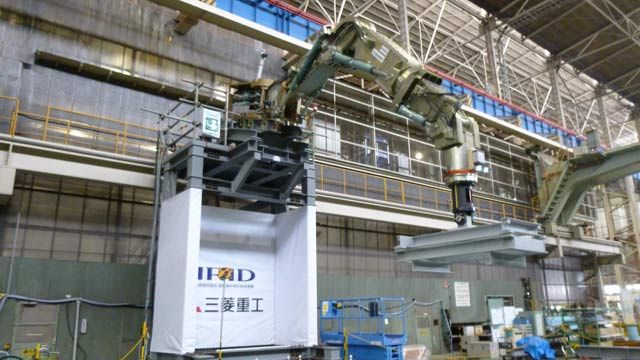三菱重工7米长的机械臂，能够承受2000公斤的加工反作用力。
