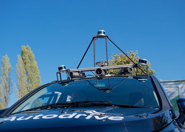 自动驾驶车辆上的车顶安装传感器。