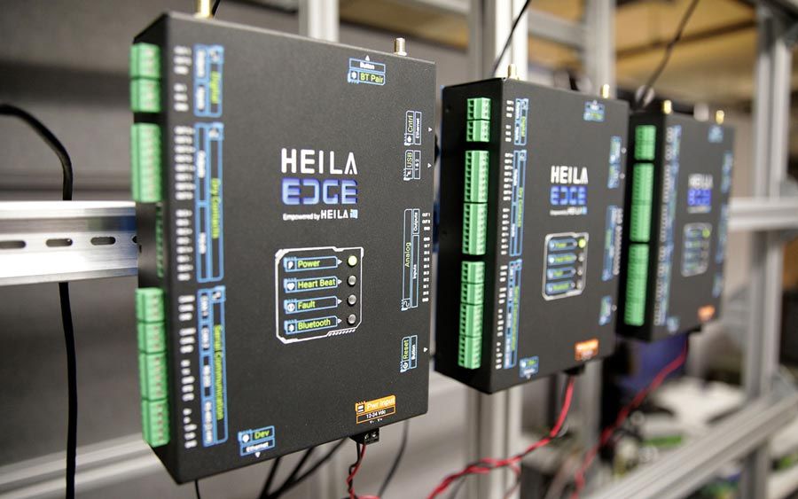 安装在机架上的三个Heila控制平台边缘设备。