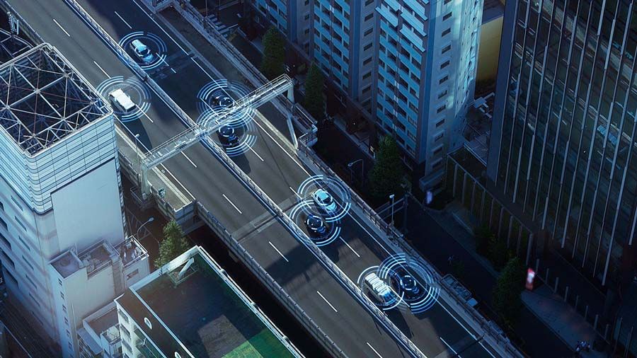 从上面看到的城市街道插图，道路上有汽车，每辆汽车周围都有一圈传感器。
