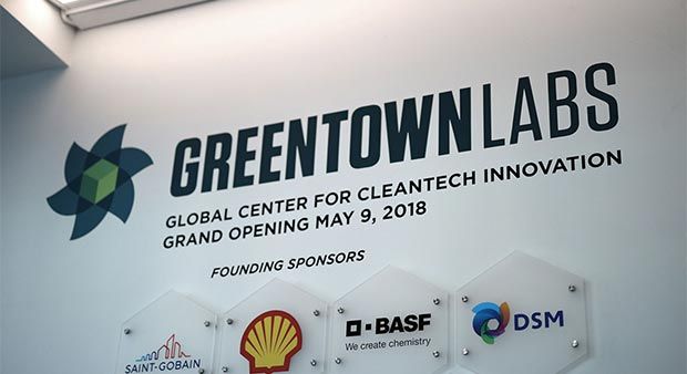 标牌上写着“绿城实验室。全球清洁技术创新中心。2018年5月9日盛大开幕。”标牌下方为创始赞助商的牌匾。