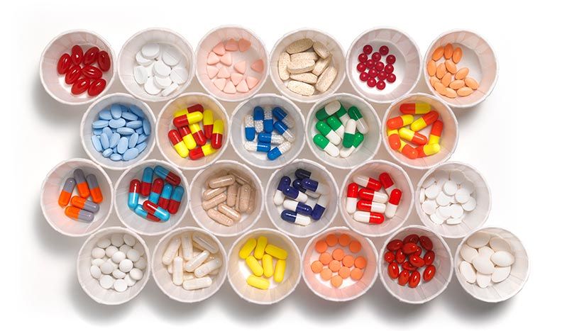 不同颜色的药物对照对照medicación白色。