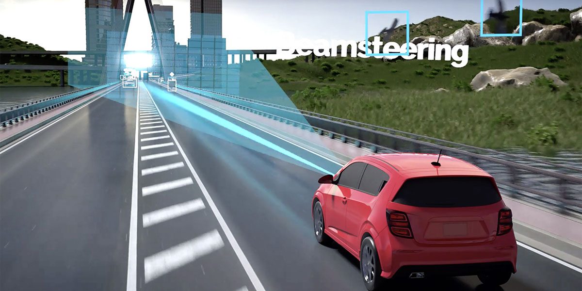 一辆车在高速公路上行驶，车上有一幅插图，展示了波束控制雷达如何识别环境中的物体。