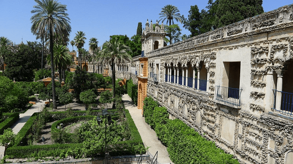 西班牙塞维利亚皇家宫殿的墙和花园