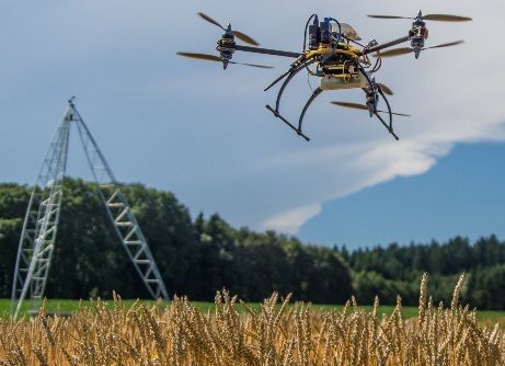 无人机将作物的图像。精准农业公司使用图像分析来提高作物产量。