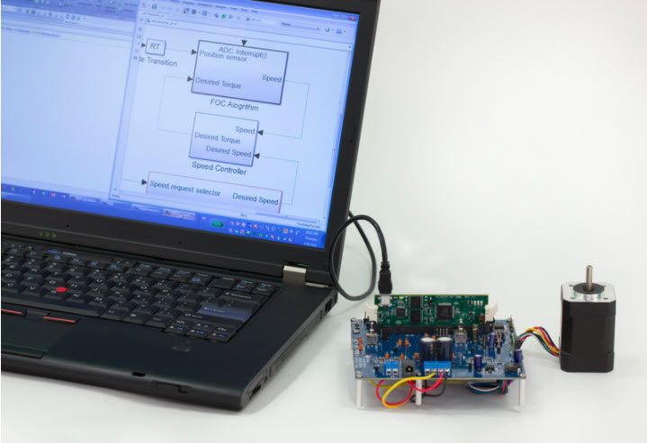 笔记本电脑连接到一个小电路板上，小电路板连接到一个电机上。