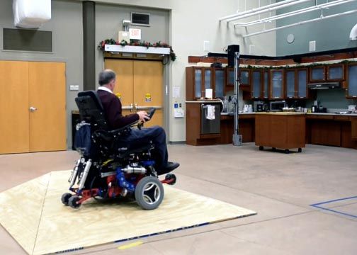 赫尔的MEBot轮椅适应不同的地形。