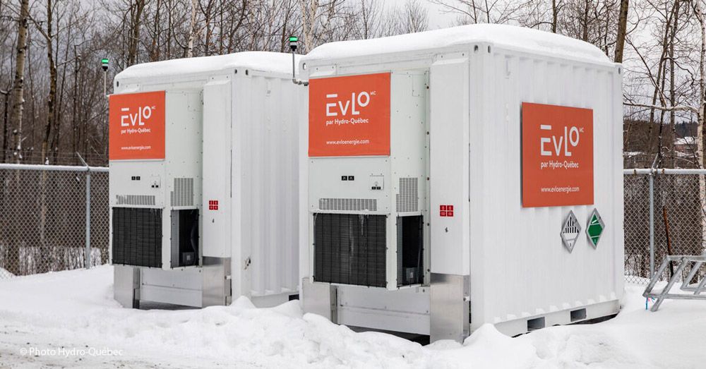 冬季室外的两个EVLO储能容器。