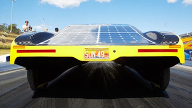 学生がMATLABモデルを使用してSunswift前夕太阳电池自动车の电池消费を最适化。