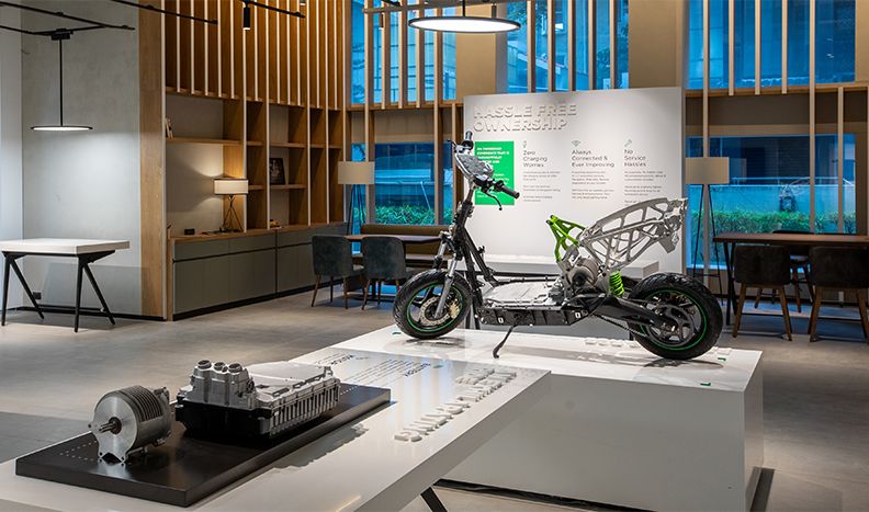 精简踏板车的冲着展厅内显示在一个平台。一个表在前台展示了汽车装配。
