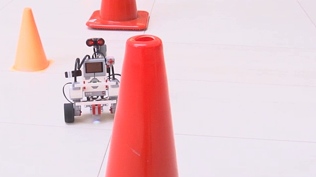 使用Simuli万博1manbet万博1manbetxxnk支持包为Lego Mindstorms EV3创建避免Rover Robot的障碍。