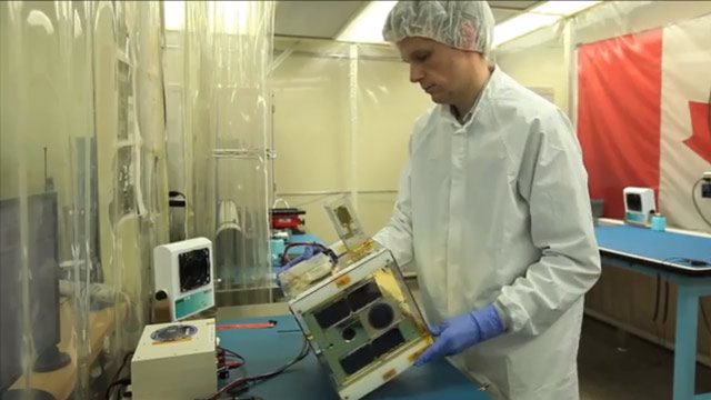 多伦多大学的学生们使用一个热室来测试纳米卫星组件在太空中遇到的温度范围。