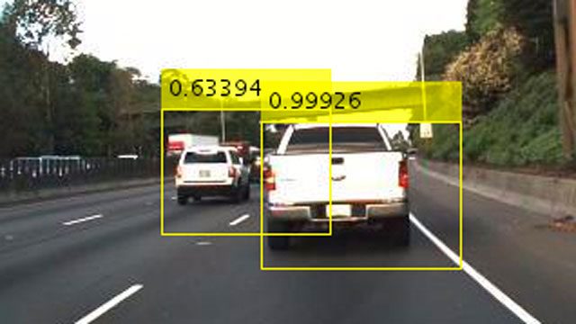 车辆摄像头拍摄的照片显示另外两辆车被检测到。