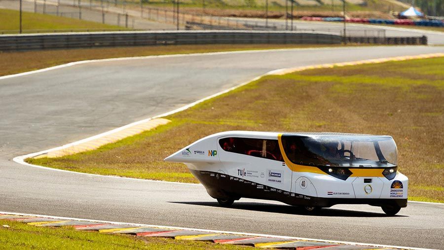 斯特拉太阳能汽车在2013年普利司通世界太阳挑战的赛道上。