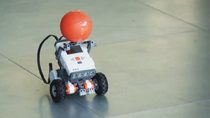 看到学生竞争为LEGO MINDSTORMS NXT机器人开发Sim万博1manbetxulink控制器，以在尽可能短的时间内导航课程。